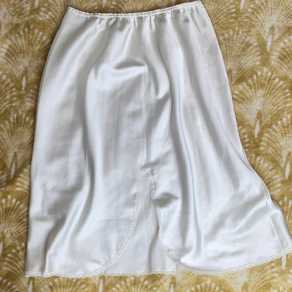 🚨Sold🚨 VTG Warners Elegant Cream Satin slip skirt